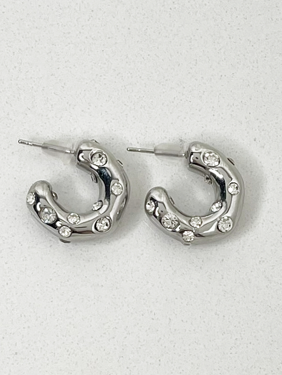 9f2249_ec8a1598def846cf8d676f5ffdc4bb57mv2 Brincos Olie zirconia - Image 1